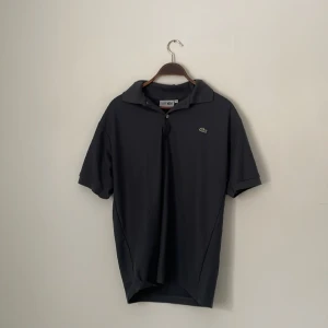 Lacoste piké  - Fin Lacoste piké i fint skick. Skriv om ni är intresserade!