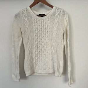 Stickad tröja  - Stickad tröja från H&M  Storlek S  Katt finns i hemmet 