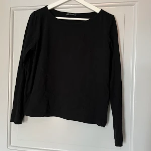 Långärmad tröja från Zara - Vanlig, långärmad t-shirt från Zara i bomull. Använd fåtal gånger, så väldigt bra skick💞