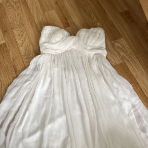 Klänning  - Vit klänning från Nelly.com Storleken finns på bild 2 