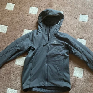 Arcteryx Atom - Arcteryx Atom Ar i storlek s. Kondition 9/10 inköpt i sommras och använd sparsamt. Kan mötas upp i Göteborgs området.