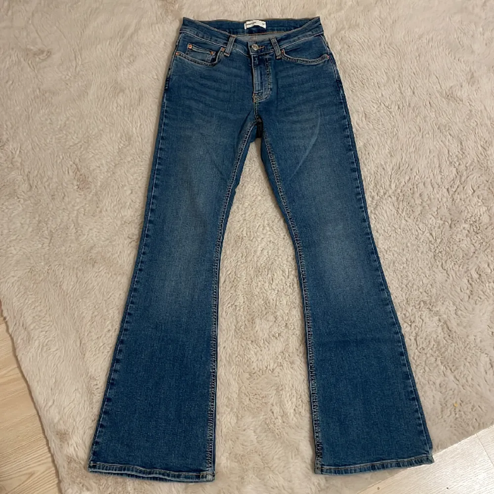 Lågmidjade bootcut jeans från Gina Tricot i storlek 34. De är lite för långa på mig, jag är 158cm. Mycket bra skick.. Jeans & Byxor.