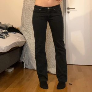Lågmidjade jeans acne  - Så snygga, skulle säga att dem ä straight i modellen😗 mina mått finns i profilen! (Köp gärna via ” köp nu”)