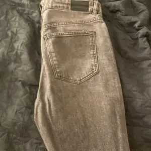 Jag säljer dessa gråa jeans från Gina Tricot i strl 40. De är modellen full length flare och de är använda cirka 5 gånger. 