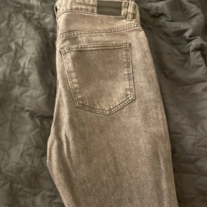 Gråa jeans från Gina tricot - Jag säljer dessa gråa jeans från Gina Tricot i strl 40. De är modellen full length flare och de är använda cirka 5 gånger. 