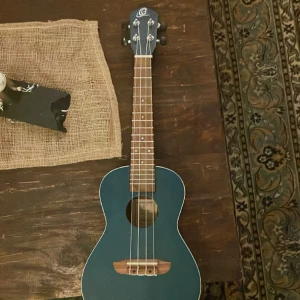 Blå Ukulele - Ny skick - Nästan inte alls använd. Väldigt fin. Gjord av ortega. 
