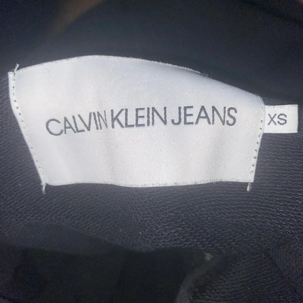 Oanvänd Calvin Klein tröja som är fräsch och kan anävndas nästan överallt Storlek S passar M också.. Hoodies.