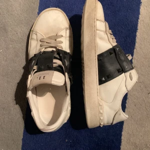 Valentino  - 7-10 skick så säljer dom billigt. Priset är inte hugget i sten. Skriv för mer info!