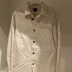 Krämvit overshirt - Storlek M i nyskick (behövs strykas). Finns identisk i Marinblå på min profil. 1 för 199 eller båda för 299.