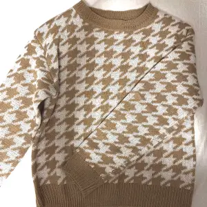Fin mönstrad stickad tröja, använd få gånger. 