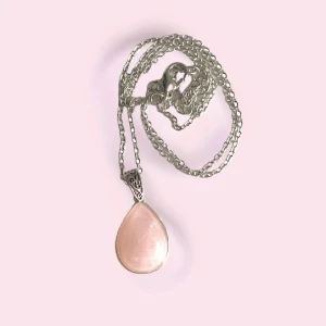 halsband rosenkvarts 💖 - Säljer detta vackra halsband med en droppformad rosenkvarts! 🥰 finns 2 stycken halsband kvar! pris 79kr styck, 18kr frakt vid köp genom swish privat, annars plicks fraktalternativ 💛 Samfraktar gärna från flera olika annonser! 🥰