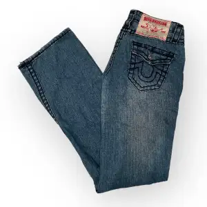 lågmidjade bootcut true religion jeans. midjan är 37cm och innerben är 80cm