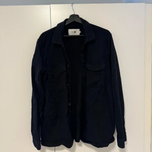 NN07 Bernard Overshirt - Tjena, Säljer min Bernad overshirt som jag inte använder längre. Har knappt använt den i 1 år!  Nypris ligger runt 2000 kr så jag tänker att det bara är att komma med bud så kan vi komma överens om något vettigt. Pm vid frågor ☺️