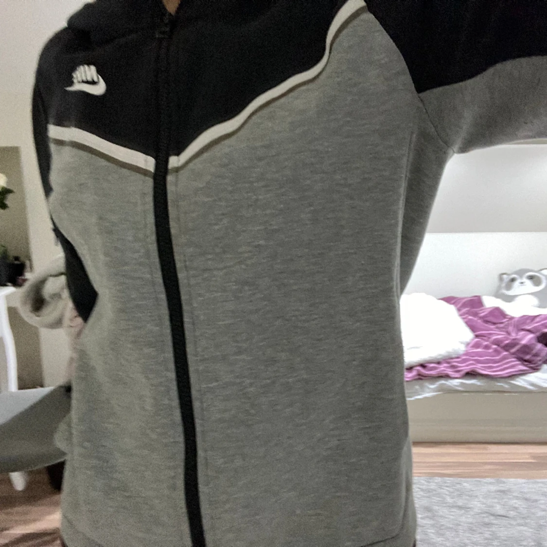 nike tech fleece, storlek L men i barnstolek så den är typ Xs - 90
