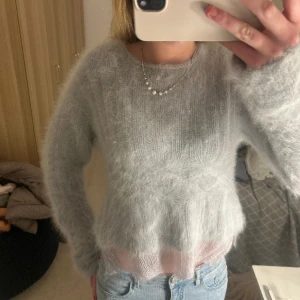 Angora tröja - Säljer denna drömmiga tröja i angora i en jättefin blågrå färg. Köpt för 800 och knappt använd!! Så himla gosig
