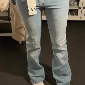 Helt oanvända jeans från zara 🫶🏼 Mått: innerbenet: 81 cm Midjan: 38