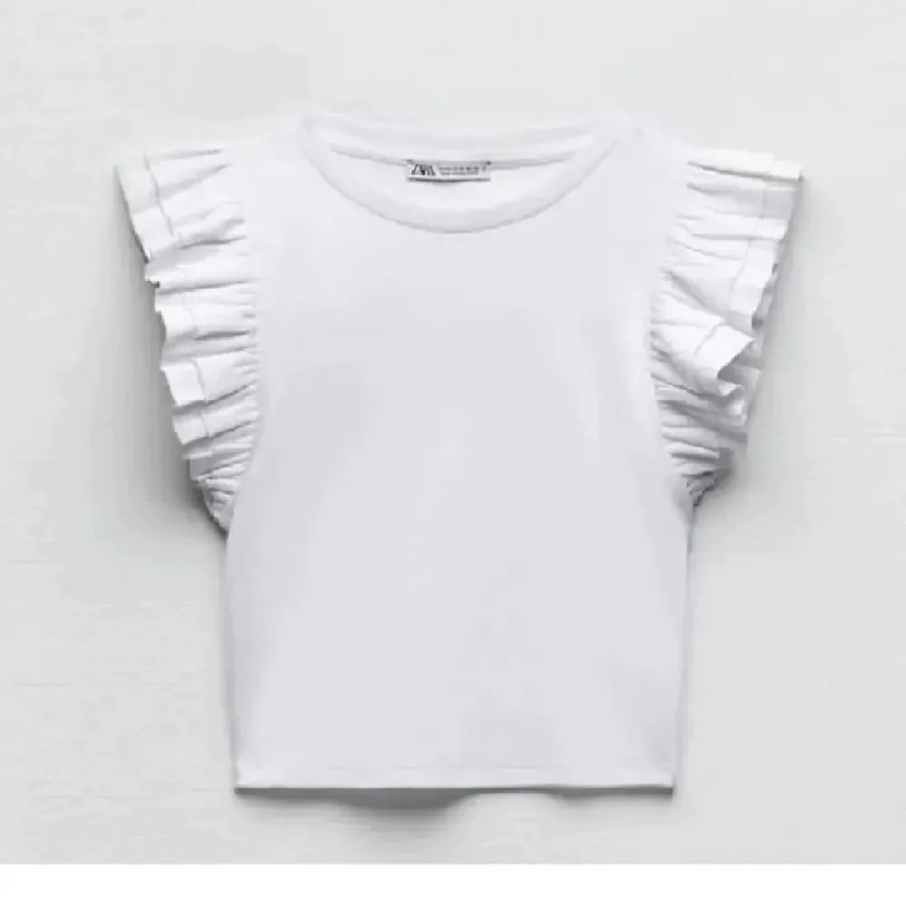 Super snygga volang tröjor från zara i superbra skick. I vitt och svart. Styck kostar de 70 och tillsammans 130 kosta 120 styck orginal. För bilder skriv.. Toppar.