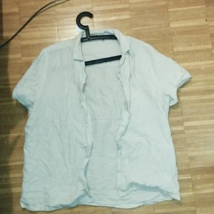 Linne skjorta  - Äkta linnesjorta jävligt skön att ha har ändvänt den 7 gånger köpte den för 4 månader sen för att ha den till sommaren men det blev så jävla kallt så har inte använt den på länge. Bra kvalite 