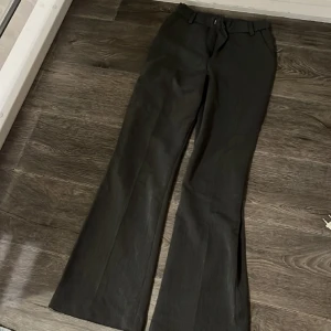 Kostymbyxor från designbysi - Grå kostymbyxor från designbysi Säljes då ja inte fått någon användning av dom, använd nån enstaka gång bara. Storlek xs