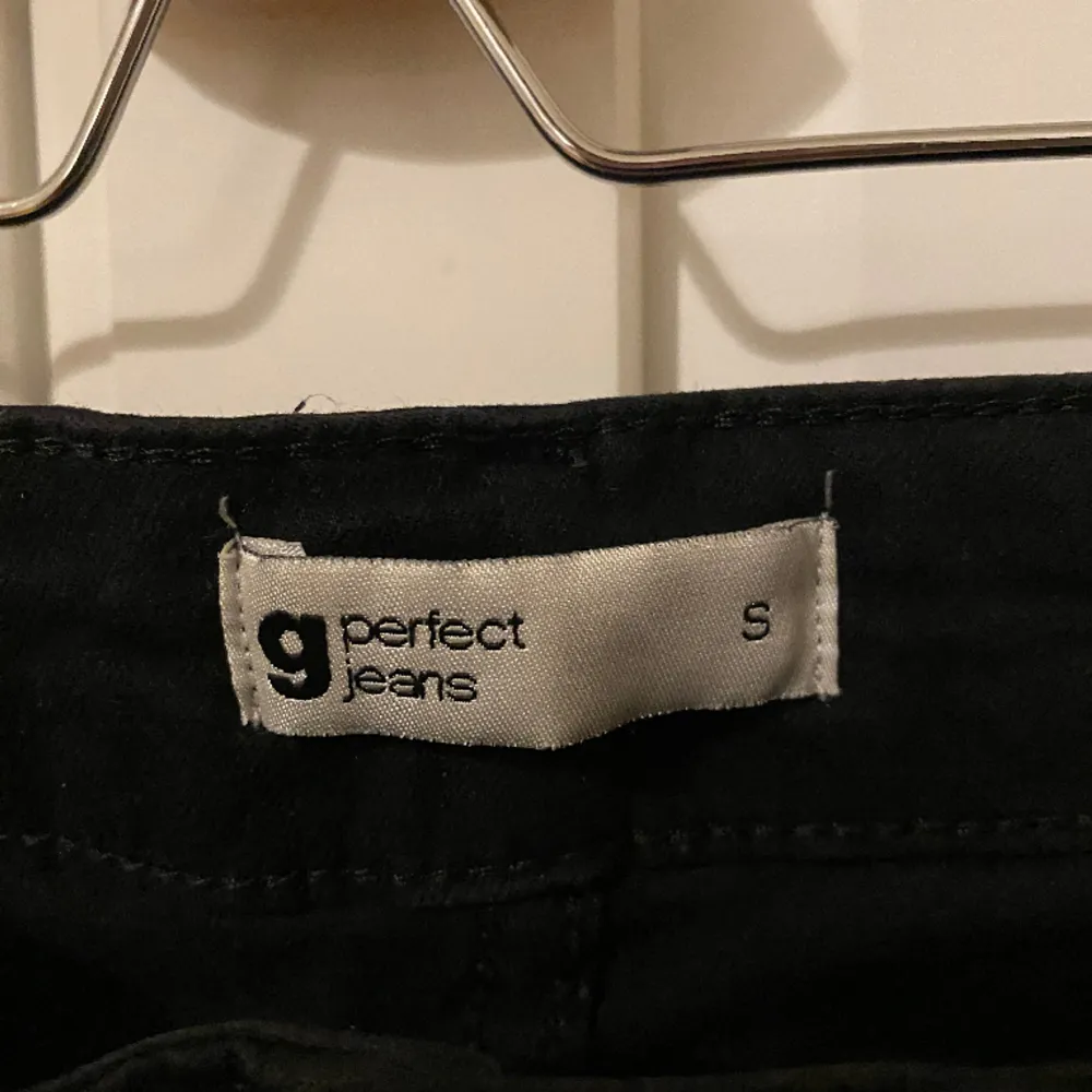 Säljer, ginatricot-full length flare  jeans. I fint skick!  Säljer dem på grund av fel storlek. . Jeans & Byxor.