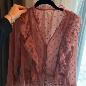 Rosa blus - Damrosa blus från hm. Knappar där fram och lite seethrough. Storlek 38 men skulle säga att den mer är en 36 så tyvärr för liten för mig. 