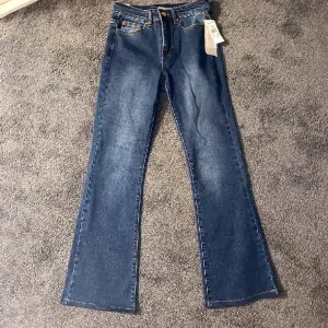  Helt nya bootcut jeans från Kappahl i storlek 38. Priset kan diskuteras vid snabb affär. 