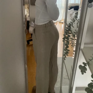 Linne byxor - Säljer ett par högmidjade linne byxor från Ginatricot som ej kommit till användning, de är vida runt benen och formad mer upp till! 🩷