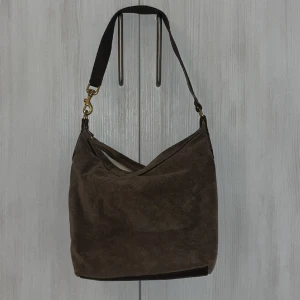 Handväska  - Rymlig handväska från Brandy Melville i jätte bra skick. Utsidan är 100% ko skinn och insidan 100% bomull, väskan har varit sparsamt använd 🤎dm vid fler frågor