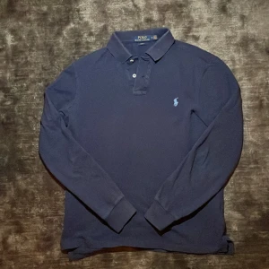 Ralph lauren polo tröja - Säljer min Ralph lauren rugby tröja/polo tröja i storlek M. Den e marineblå och är i toppskick. Skriv om ni har frågor