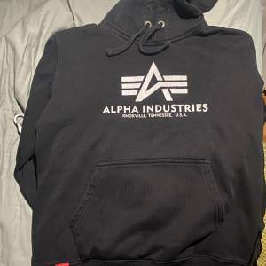 Hej! Jag säljer nu en Alpha industries huvtröja med färgen svart, tröjan har använts fåtal gånger och märken finns kvar tydligt. Storlek M . Kom gärna med bud:)