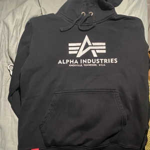 Alpha Industries - Hej! Jag säljer nu en Alpha industries huvtröja med färgen svart, tröjan har använts fåtal gånger och märken finns kvar tydligt. Storlek M . Kom gärna med bud:)