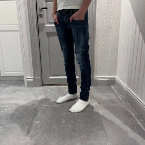 REPLAY Anbass Hyperflex - Säljer nu dessa skitsnygga Replay jeans i modellen Anbass hyperflex. Byxorna är använda ett par fåtal gånger och känns som nya. Han på bilden är 180cm lång och väger 60kg. Skriv mer än gärna vi frågor eller funderingar!💥💥⚡️