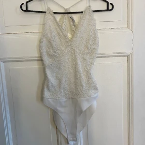 Body - Vit spetsbody storlek S