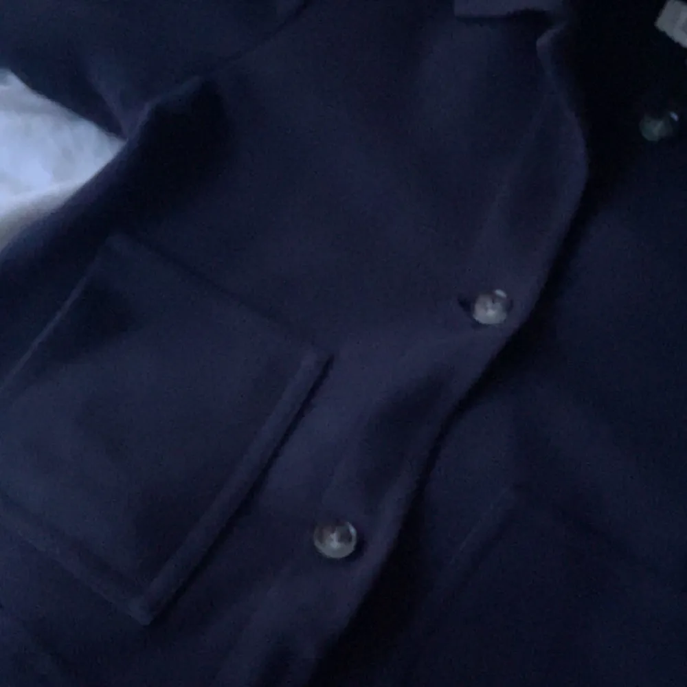 Säljer min marinblåa Esprit kappa. Den har bra kvalite och perfekt till våren 😊💕Nypris: 1200kr. Jackor.