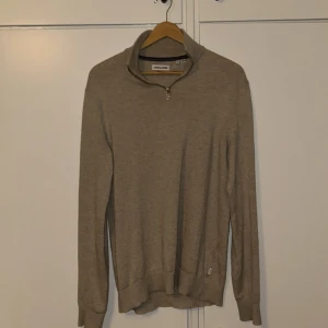 Jack and Jones half zip Hoodie  - Säljer dena fina hoodie jätte bra skick 10/10 den blev lite för liten på mig så jag säljer den. Storlek S. Ny pris 399kr 