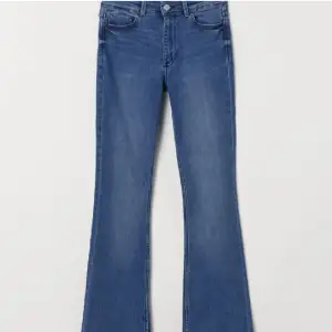 Ljusblåa bootcut jeans i strl 38, lånade bilder💙