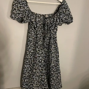 Söt klänning  - super söt klänning jag tyvärr inte får använding för 