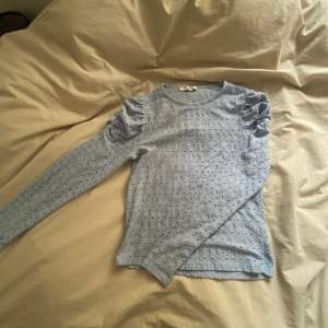 Oanvänd söt långärmad tröja perfekt för våren⭐️❤️ perfekt skick🥰 köpte för 200kr säljer för 100kr❤️ kan sänka pris. Skriv till mig ist för att köpa direkt!!❤️❤️🥰