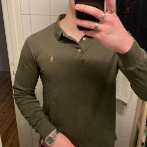Ralph Lauren polo tröja  - En mycket fin polo Ralph lauren polo tröja i mycket bra skick. Storlek M i slim fit. 
