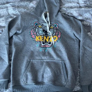 Kenzo Hoodie  - Köpt för 1850kr och säljer för 1000kr (Kan sänkas).  Använd typ 5gånger.  Jag har är 158 och den är som storlek S.  