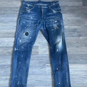 Blåa Dsquared byxor  - Skick 7/10 därav pris. Inget kvitto eller sådant, köpt i Italien och storlek 50.