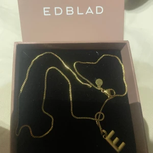 Edblad halsband  - Säljer mitt helt nya Edblad halsband då jag ej använder guld, berlocken och kedjan kan köpas för sig men även tsm💋 Berlocken: 150kr nypris: 200kr  Kedjan: 199kr nypris: 250kr❣️ *endast testat 