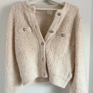 Kofta - Kofta från H&M, använd 2 gånger.  Ordinariepris 449:-, slut på hemsidan.  Mer ljusbeige i färgen (som sista bilden)