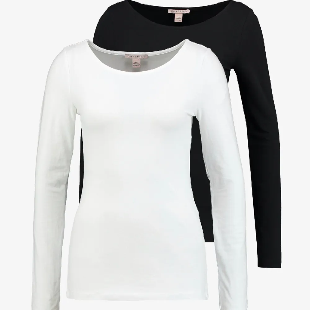 2 pack långärmade tröjor i svart och vit färg, de är i super bra skick💕 Kom privat för bilder eller frågor!. T-shirts.