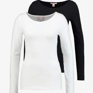 2 pack långärmade tröjor i svart och vit färg, de är i super bra skick💕 Kom privat för bilder eller frågor!