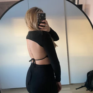 Öppen rygg - Långärmad topp med öppen rygg