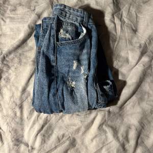 Jenas med hål. Säljer pågrund av att jag inte använder jeans så mycket och för att det inte riktigt är min stil. 