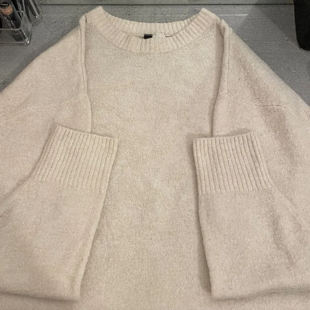 Mysig vit/ljus beige stickad tröja från H&M som passar alla årstider❤️ Lite nopprig men annars ingen annat fel på den. Den säljs pågrund av att den är för stor för mig❤️ Skriv för fler bilder. Tröjor & Koftor.