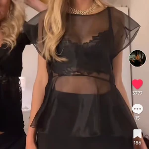 Topp - Säljer denna så snygga blusen 😍