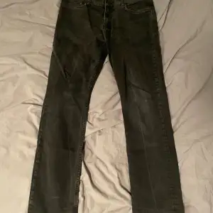 Dobber jeans i storlek W 31 , L 32. Bra skick, inga defekter. Tveka inte på att skriva!